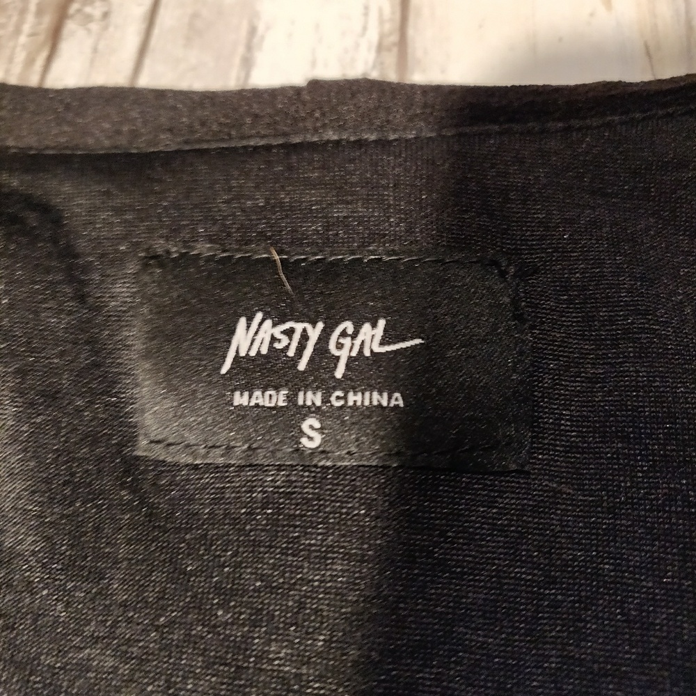 Nasty Gal sleeveless caped dress - Picture 2 of 6